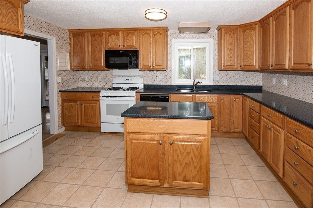 Agawam, Massachusetts 01030, United States, 3 Bedrooms Bedrooms, ,3 BathroomsBathrooms,Residential,Active,247749