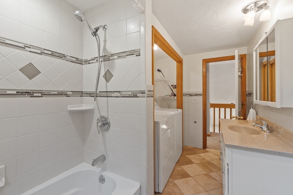 West Boylston, Massachusetts 01583, United States, 4 Bedrooms Bedrooms, ,3 BathroomsBathrooms,Residential,Pending,206545