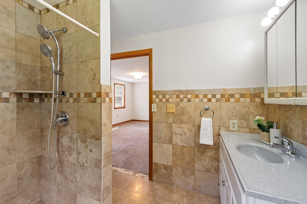 West Boylston, Massachusetts 01583, United States, 4 Bedrooms Bedrooms, ,3 BathroomsBathrooms,Residential,Pending,206545