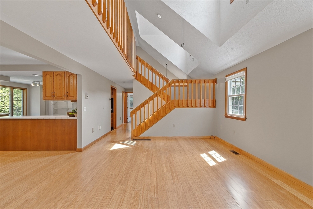 West Boylston, Massachusetts 01583, United States, 4 Bedrooms Bedrooms, ,3 BathroomsBathrooms,Residential,Pending,206545