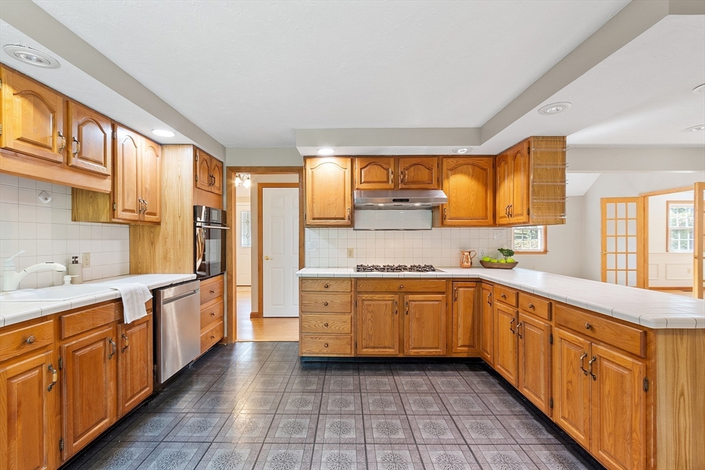 West Boylston, Massachusetts 01583, United States, 4 Bedrooms Bedrooms, ,3 BathroomsBathrooms,Residential,Pending,206545