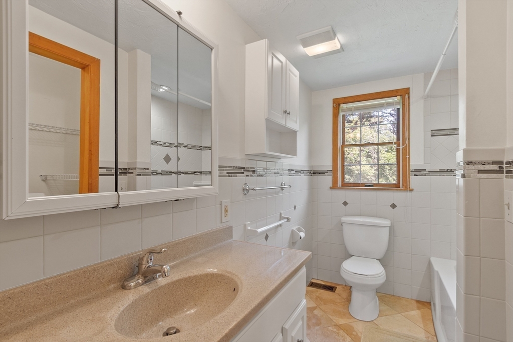 West Boylston, Massachusetts 01583, United States, 4 Bedrooms Bedrooms, ,3 BathroomsBathrooms,Residential,Pending,206545