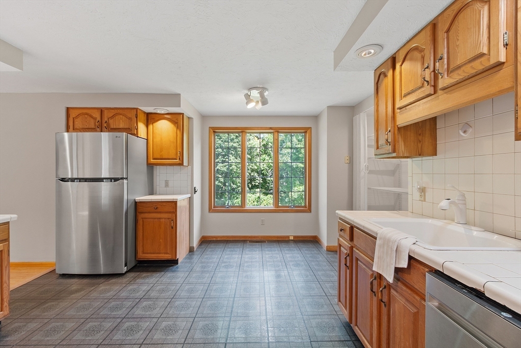 West Boylston, Massachusetts 01583, United States, 4 Bedrooms Bedrooms, ,3 BathroomsBathrooms,Residential,Pending,206545