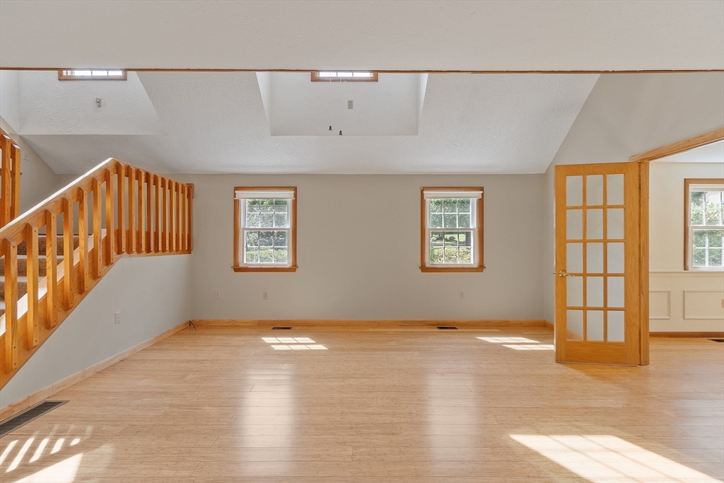 West Boylston, Massachusetts 01583, United States, 4 Bedrooms Bedrooms, ,3 BathroomsBathrooms,Residential,Pending,206545