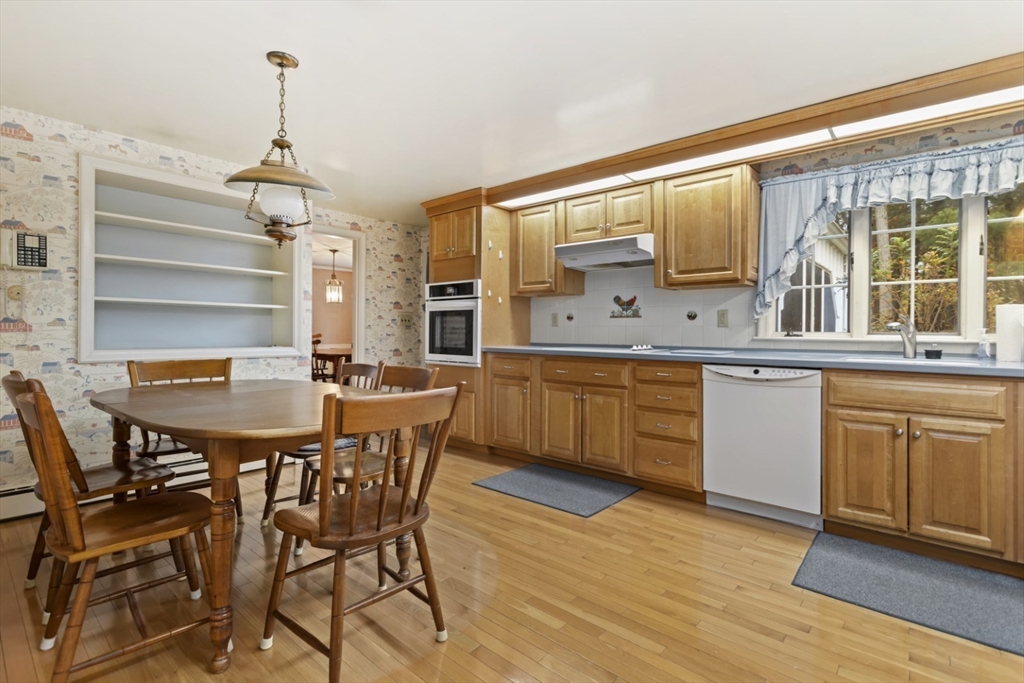 Lynnfield, Massachusetts 01940, United States, 4 Bedrooms Bedrooms, ,3 BathroomsBathrooms,Residential,Active,236580