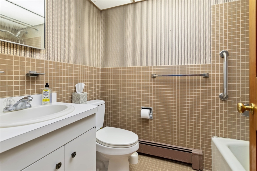 Lynnfield, Massachusetts 01940, United States, 4 Bedrooms Bedrooms, ,3 BathroomsBathrooms,Residential,Active,236580