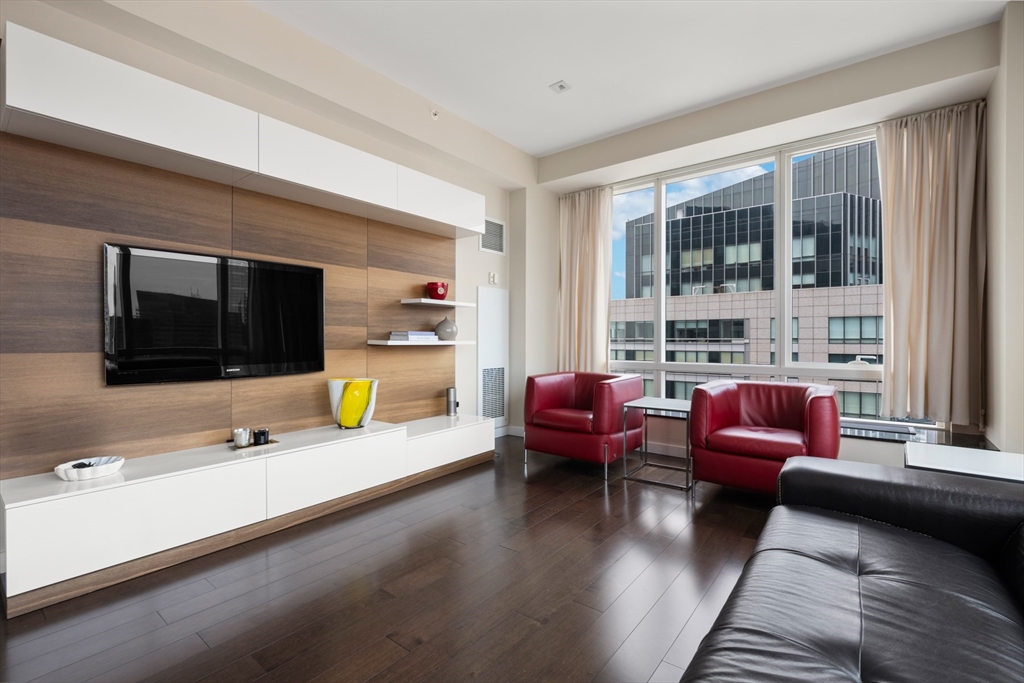 2 Avery St 35G