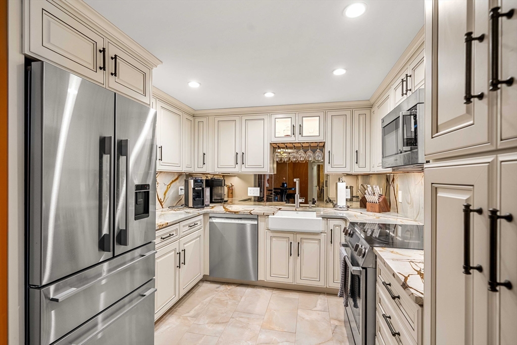 150 Lynnway 702