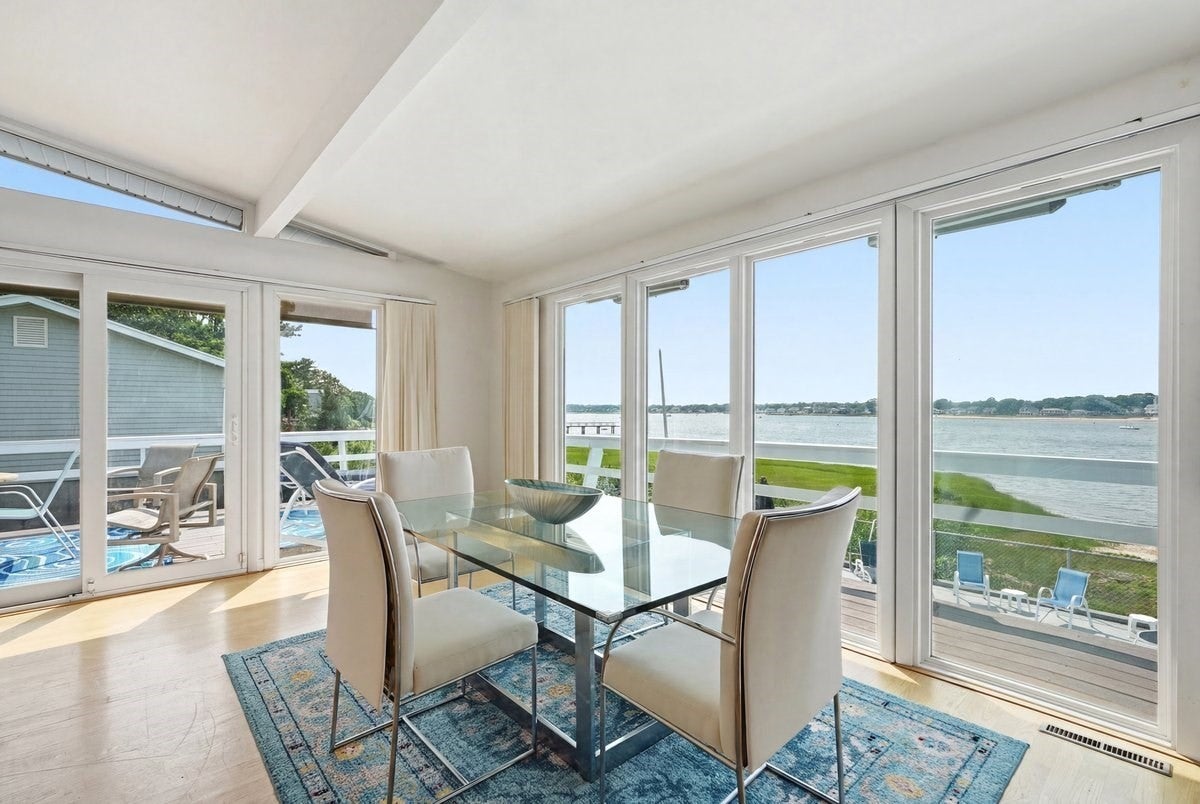 79 Edgewater Dr