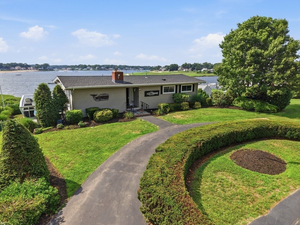 79 Edgewater Dr