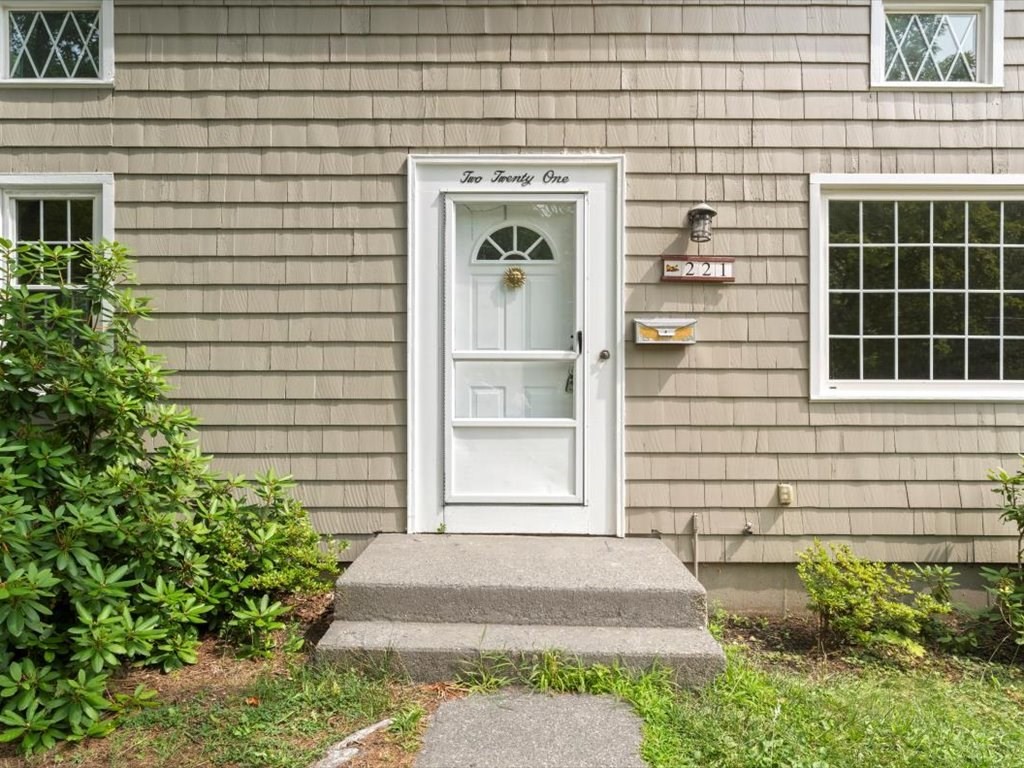221 Kings Grant Rd