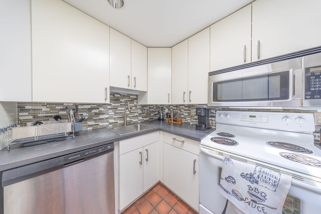 102 Gainsborough St 402E