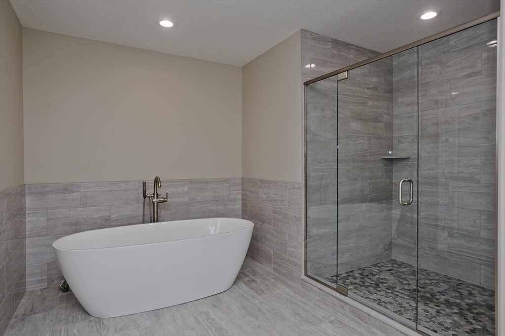 Agawam, Massachusetts 01001, United States, 4 Bedrooms Bedrooms, ,3 BathroomsBathrooms,Residential,Active,80463