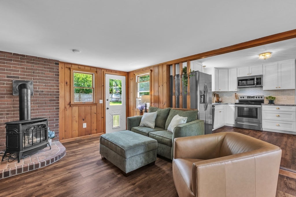 31 Thompson St, East Longmeadow, MA Photo #6