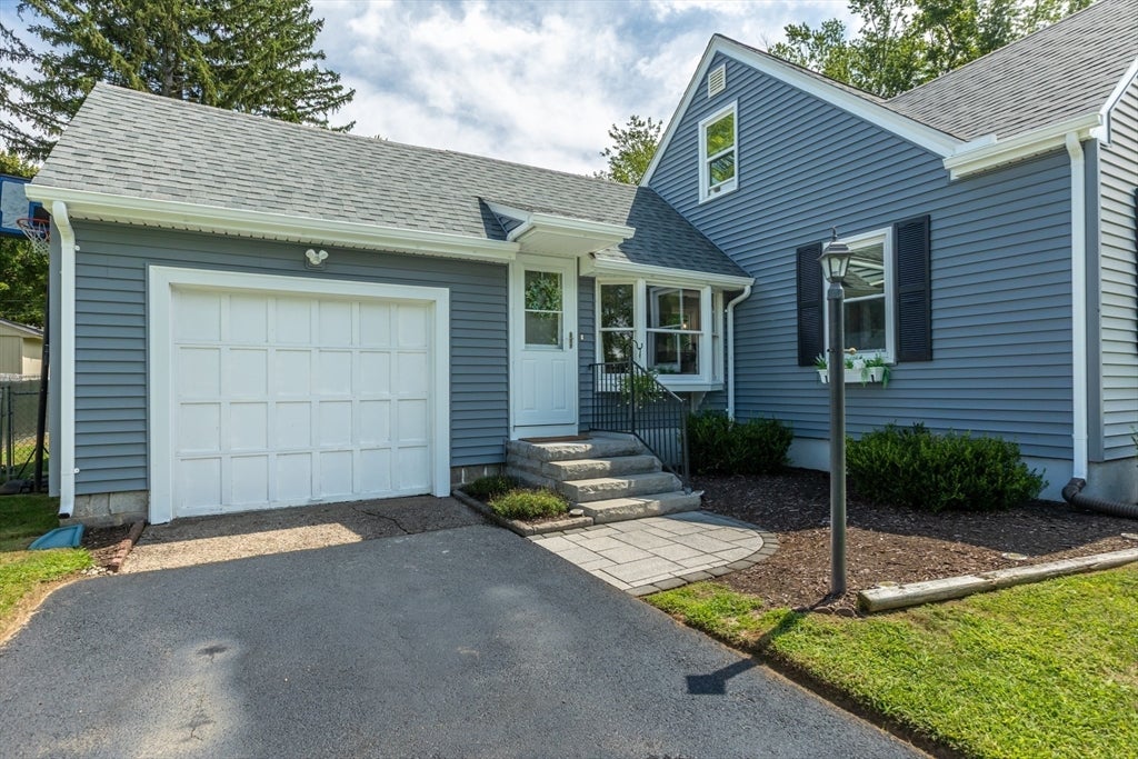 31 Thompson St, East Longmeadow, MA Photo #3