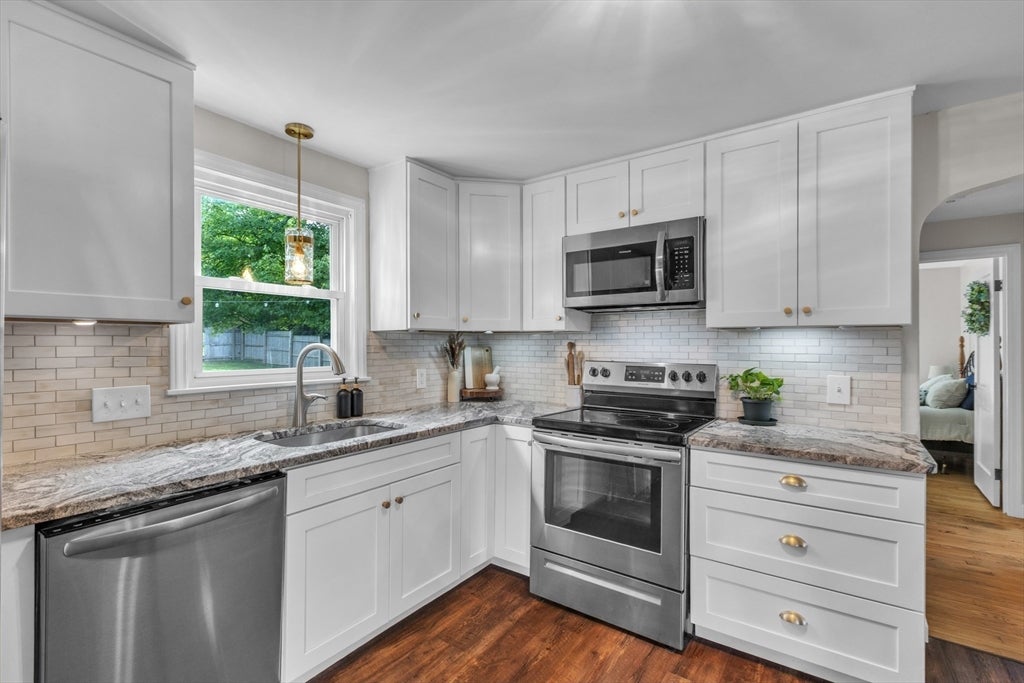 31 Thompson St, East Longmeadow, MA Photo #8
