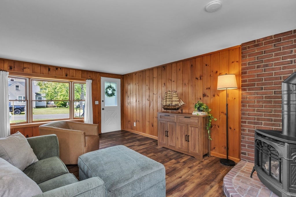 31 Thompson St, East Longmeadow, MA Photo #4
