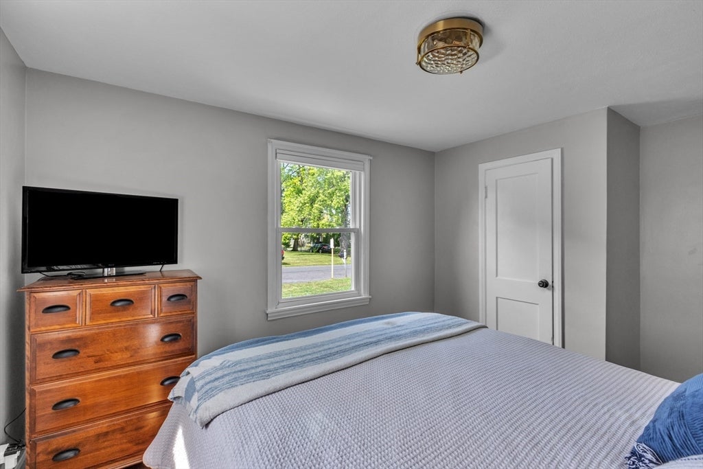 31 Thompson St, East Longmeadow, MA Photo #17