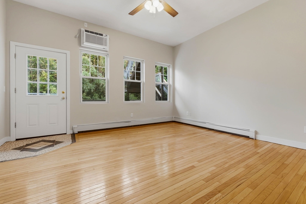 274 Main St 4