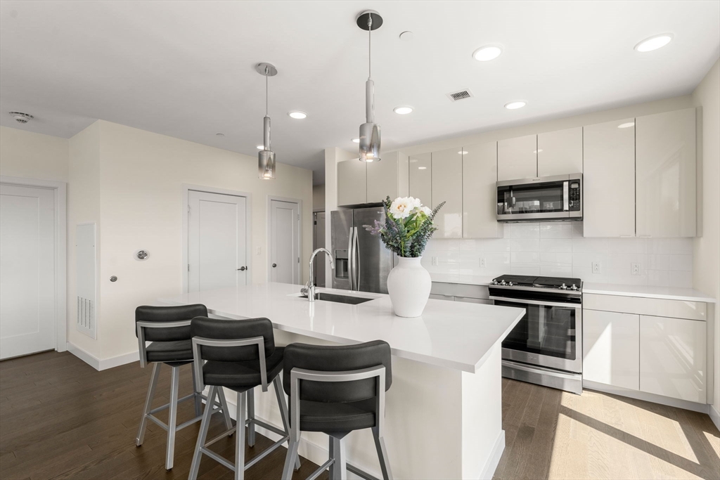 65 Lewis St 506