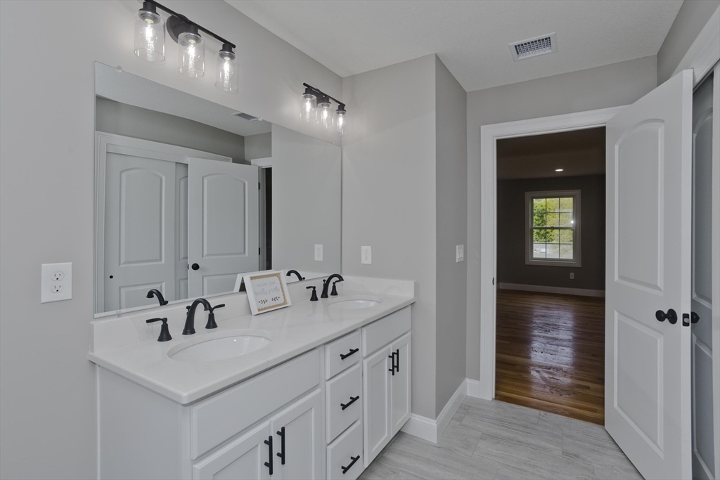 East Longmeadow, Massachusetts 01028, United States, 4 Bedrooms Bedrooms, ,3 BathroomsBathrooms,Residential,Active,240156