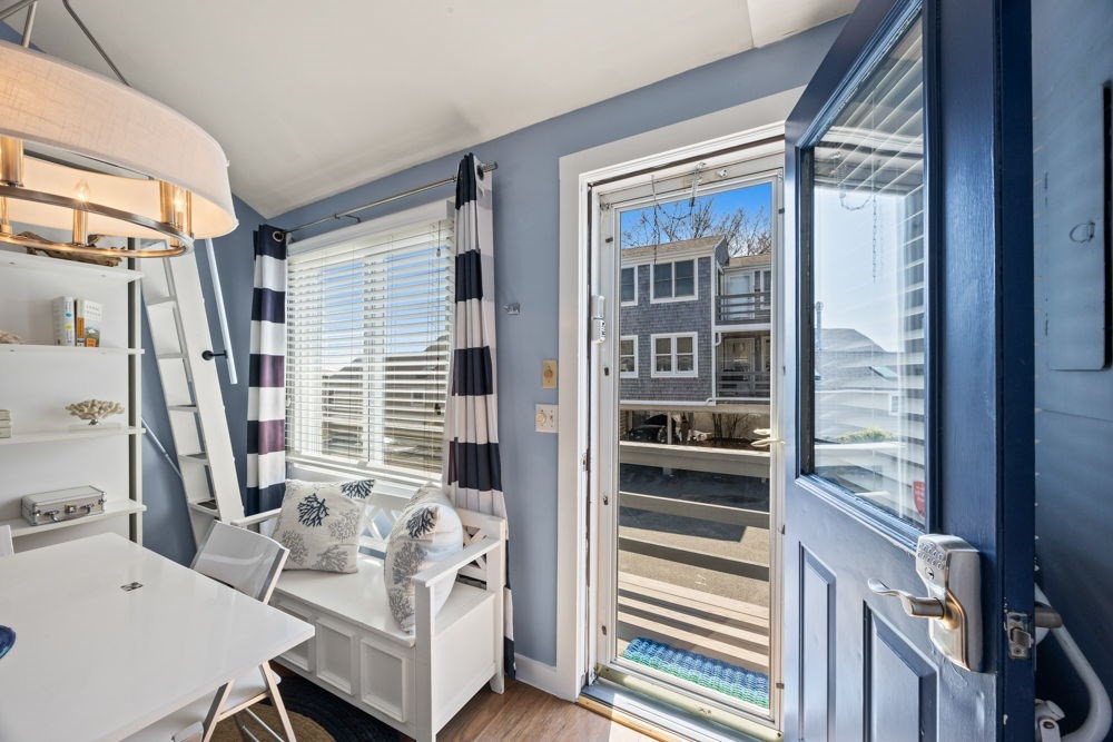 147 Commercial St L7