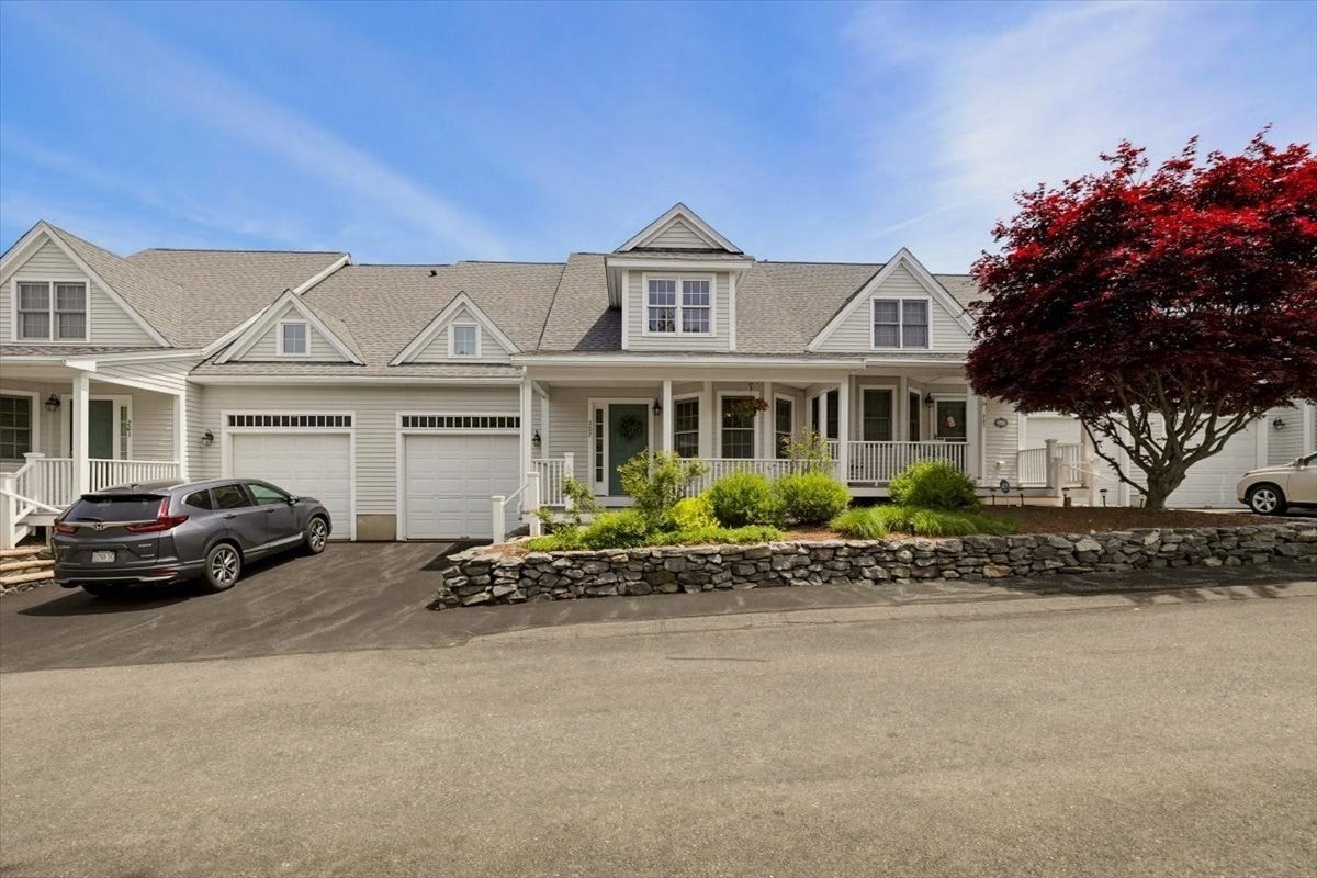 Photo of 10 Charnstaff Lane, Billerica, MA