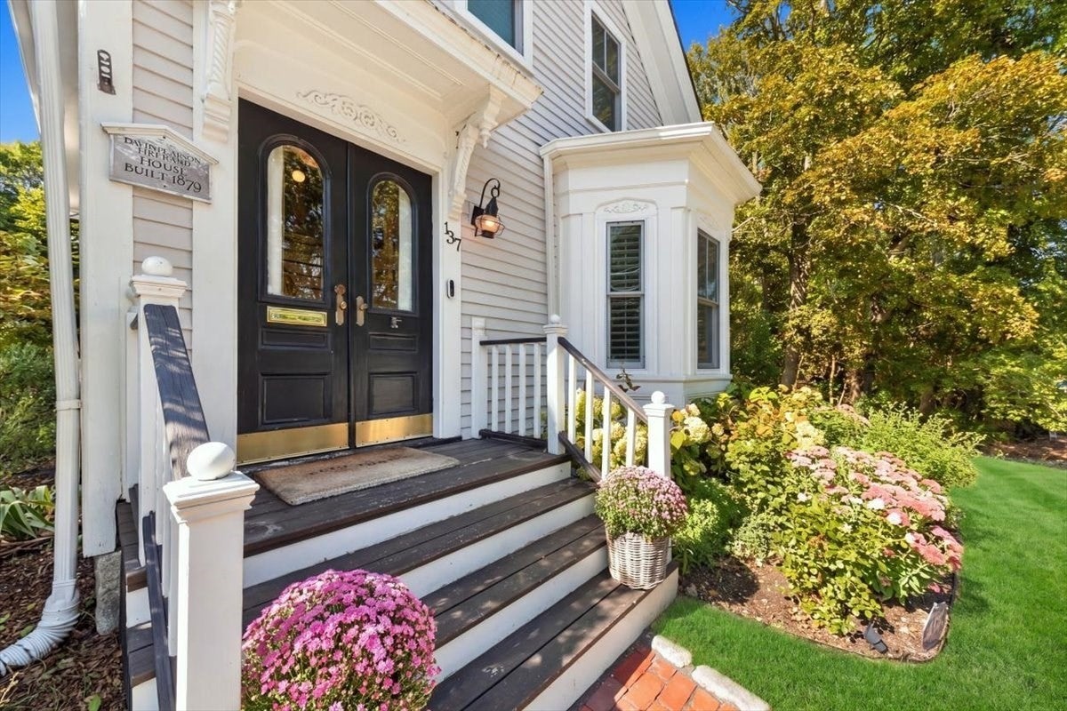 137 Fort Hill St