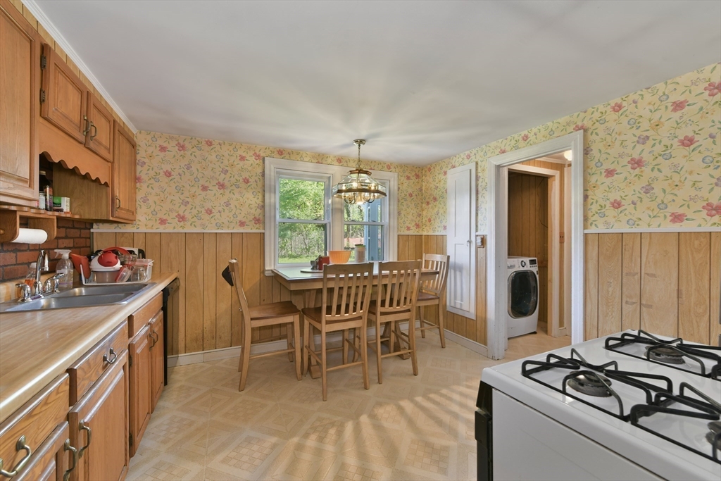 Sharon, Massachusetts 02067, United States, 3 Bedrooms Bedrooms, ,1 BathroomBathrooms,Residential,Contingent,128698