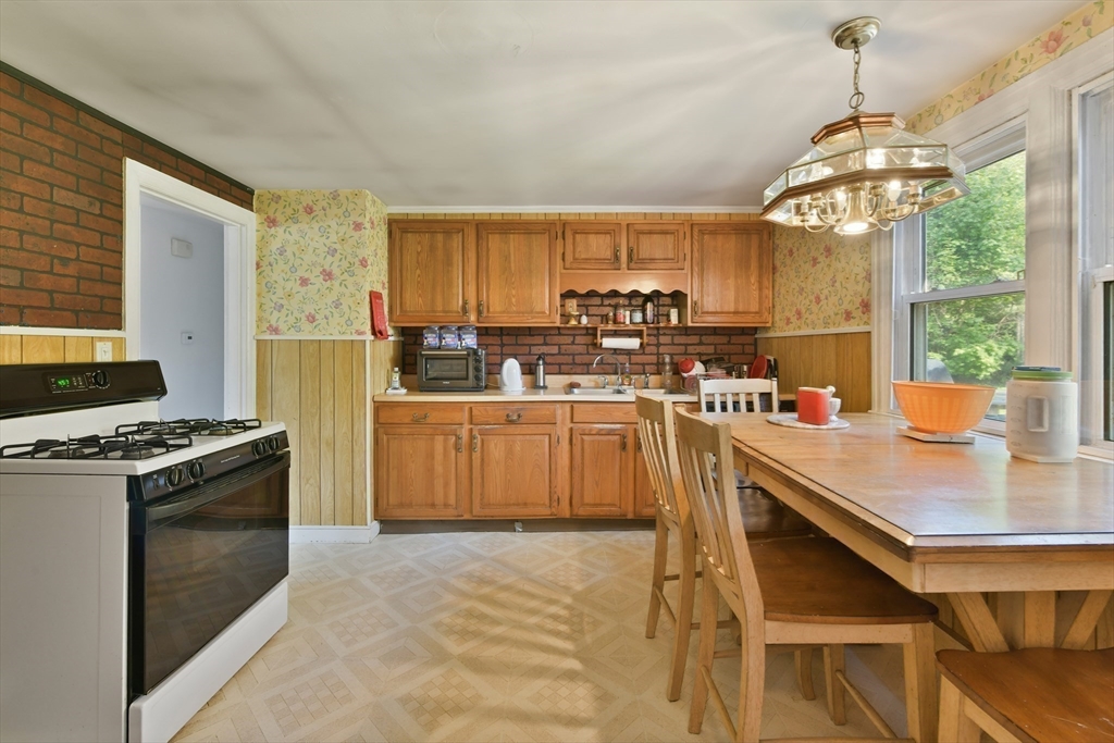 Sharon, Massachusetts 02067, United States, 3 Bedrooms Bedrooms, ,1 BathroomBathrooms,Residential,Contingent,128698