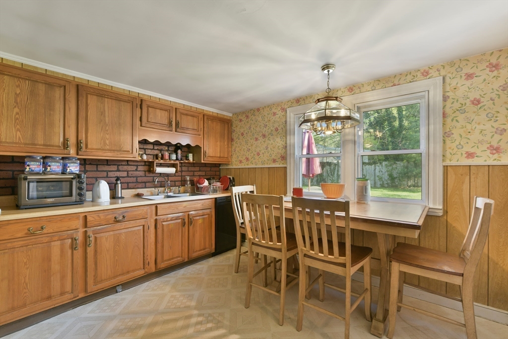 Sharon, Massachusetts 02067, United States, 3 Bedrooms Bedrooms, ,1 BathroomBathrooms,Residential,Contingent,128698