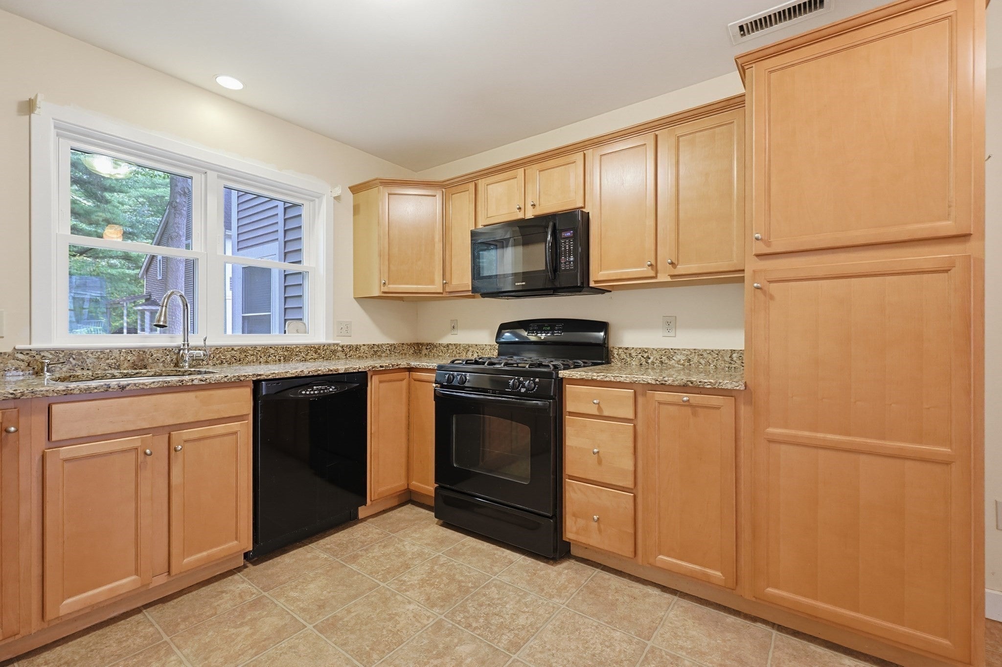 4 Oak Ct #4, Rockland, MA Photo #13