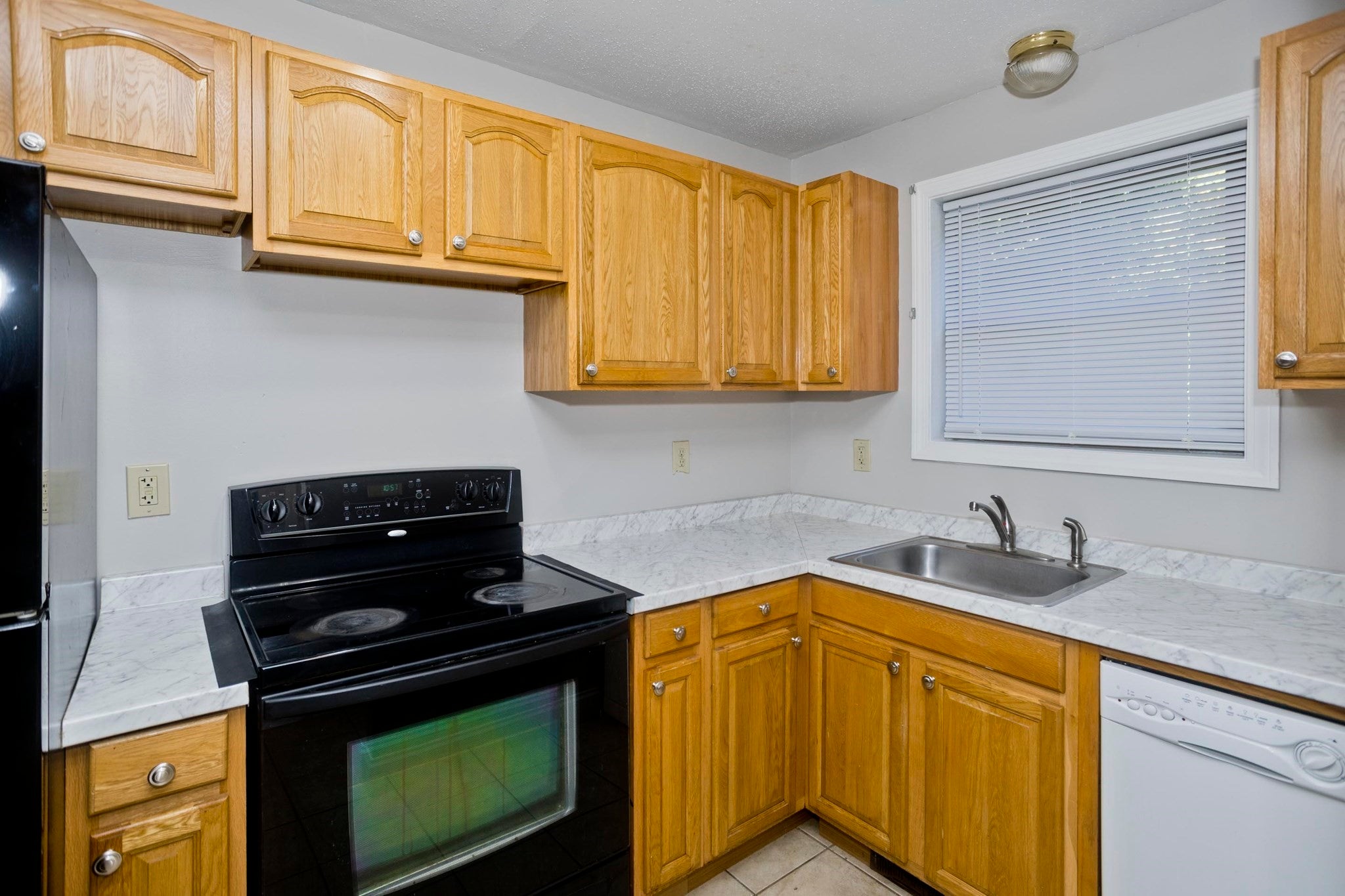 73-75 Walnut St, Holyoke, MA Photo #8