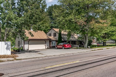 Photo of 718 Market St, Rockland, MA 02370 (MLS # 73449205) Photo of 718 Market St, Rockland, MA 02370 (MLS # 73449205)