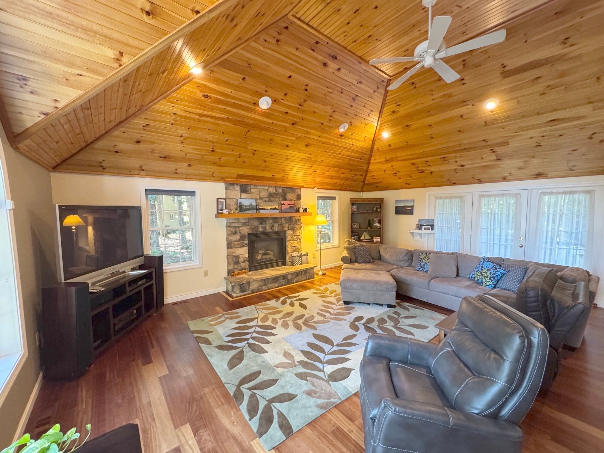 20 Emerald St, Tyngsborough, MA Photo #8