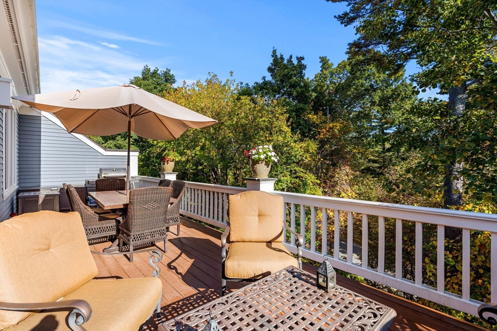 12 Highwood Ln