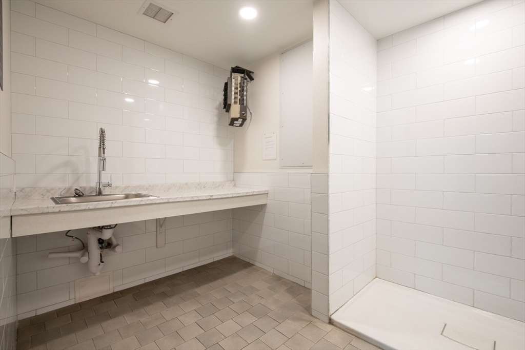 Boston, Massachusetts 02130, United States, 3 Bedrooms Bedrooms, ,2 BathroomsBathrooms,Residential,Active,166128