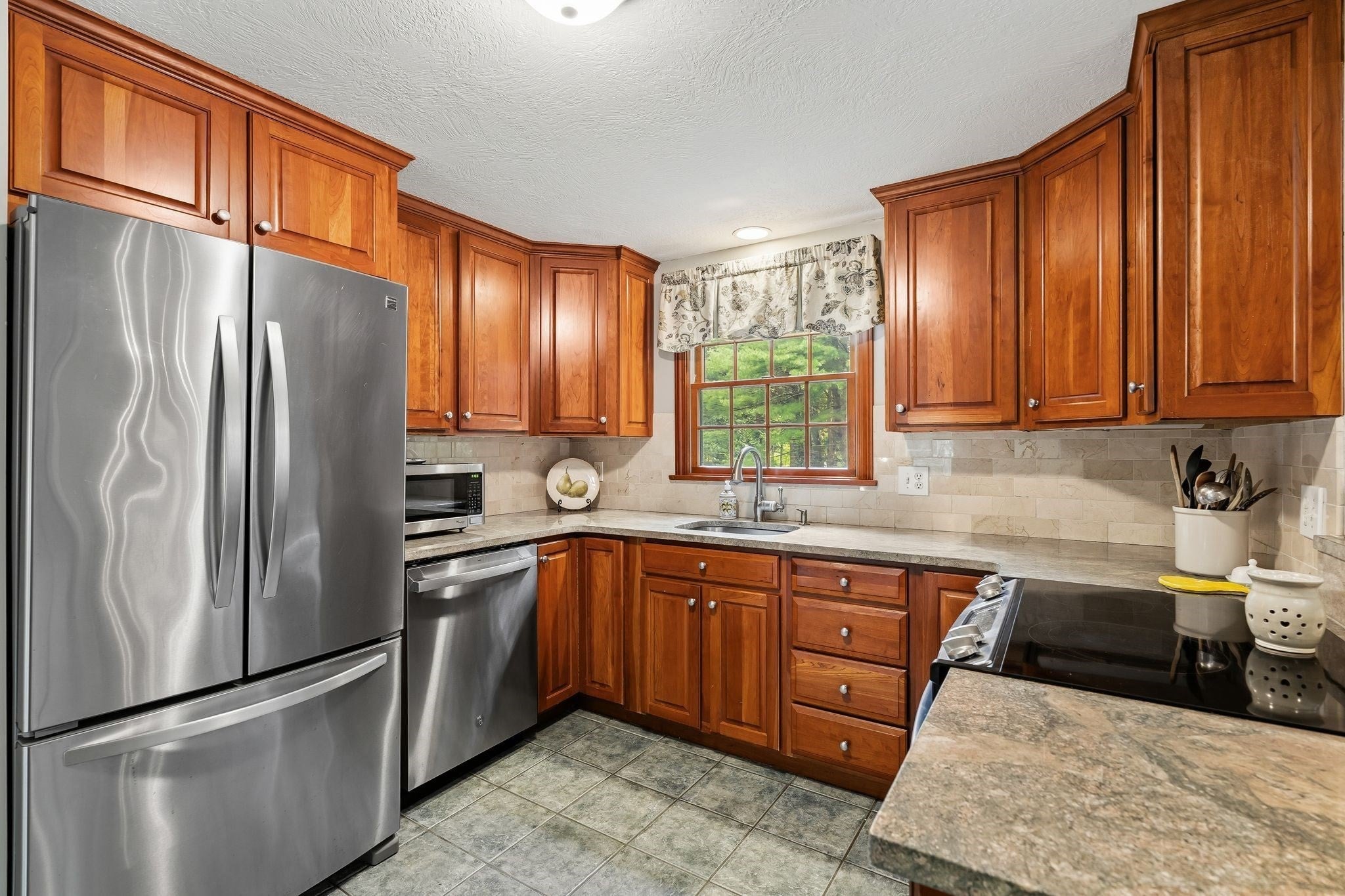 28 Lady Slipper Cir, Pembroke, MA Photo #10