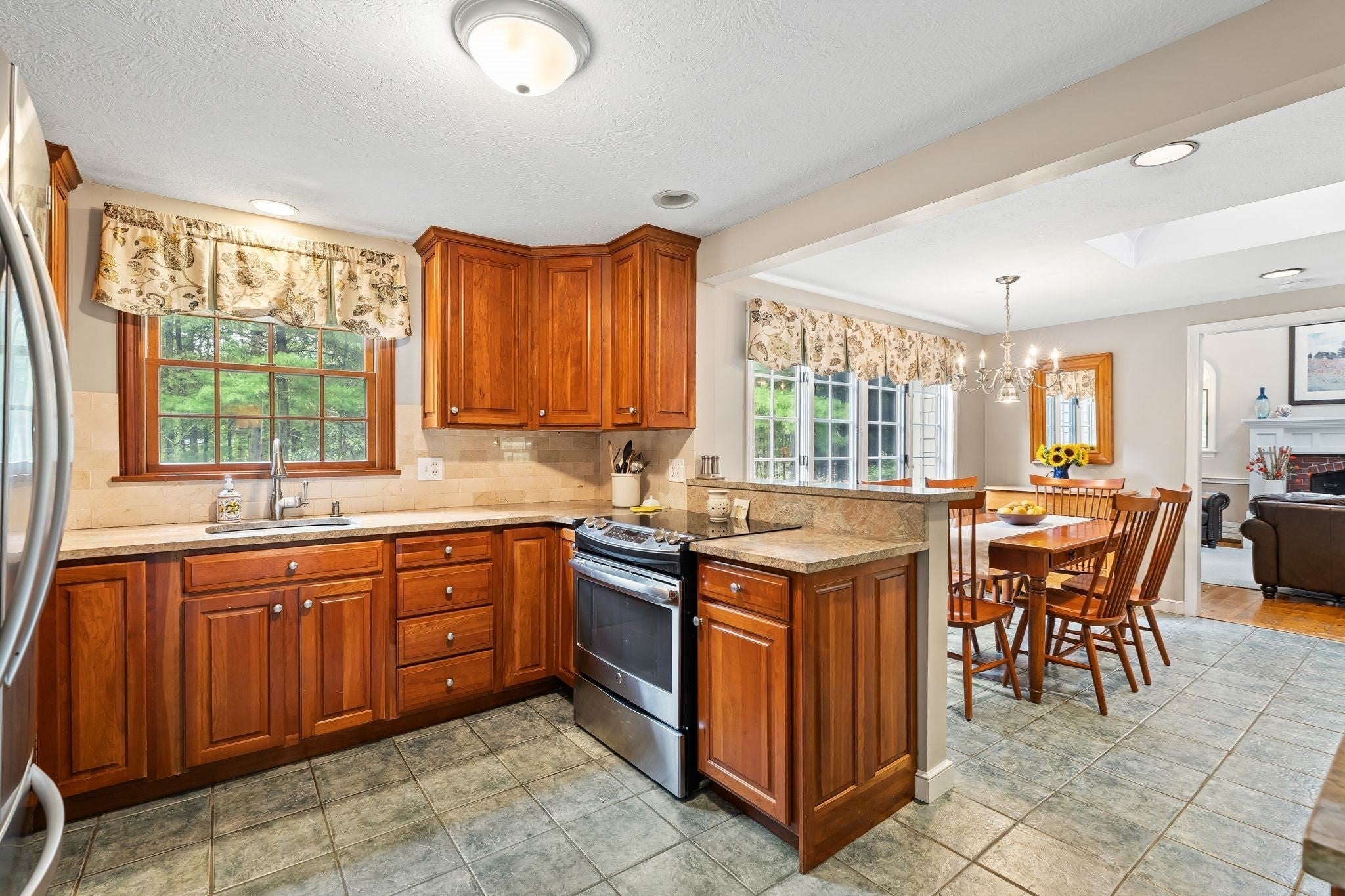 28 Lady Slipper Cir, Pembroke, MA Photo #9