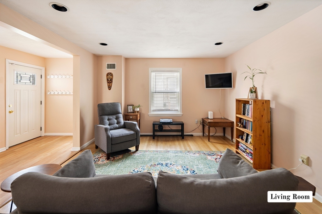 Boston, Massachusetts 02128, United States, 3 Bedrooms Bedrooms, ,3 BathroomsBathrooms,Residential,Active,232914