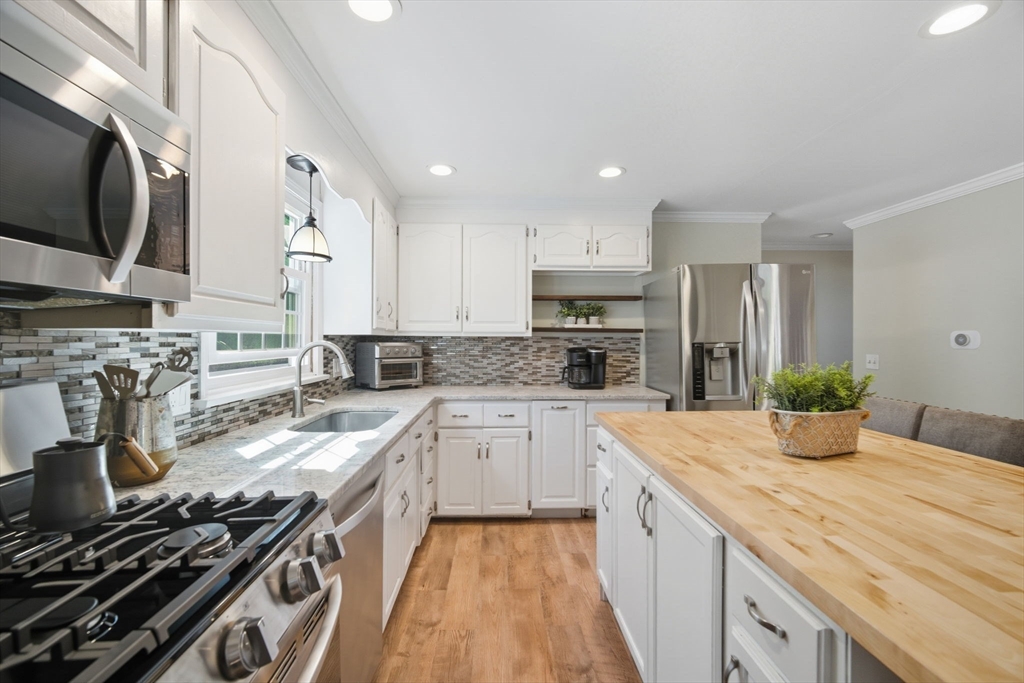 Wilbraham, Massachusetts 01095, United States, 4 Bedrooms Bedrooms, ,2 BathroomsBathrooms,Residential,Active,215624