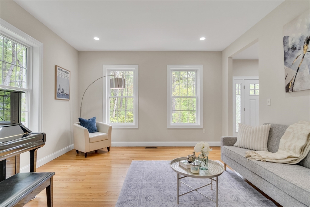 12 Cowdry Hill Rd, Westford, MA Photo #4