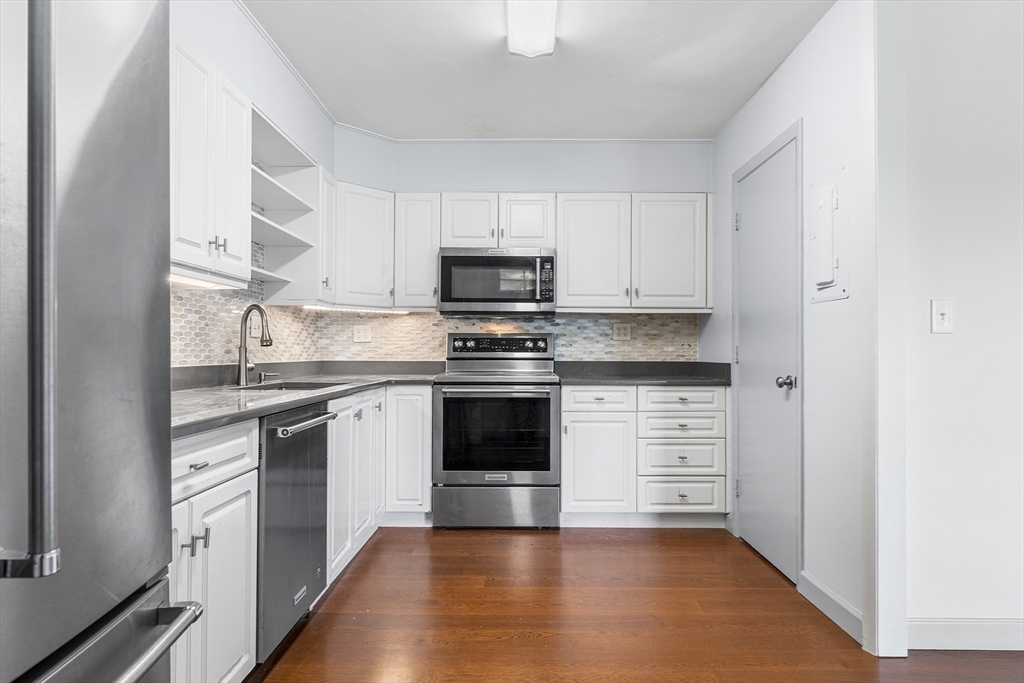 20 Hammond Pond Parkway - Unit 606