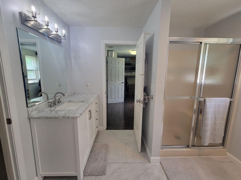 Wilmington, Massachusetts 01887, United States, 3 Bedrooms Bedrooms, ,2 BathroomsBathrooms,Residential,Pending,124022