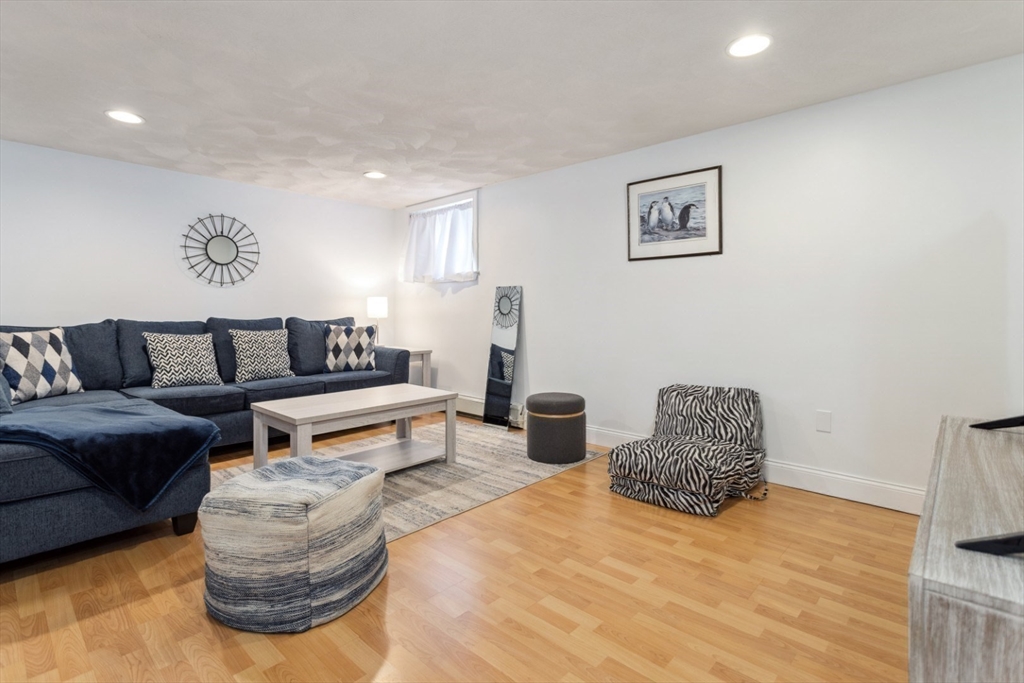 Wilmington, Massachusetts 01887, United States, 3 Bedrooms Bedrooms, ,2 BathroomsBathrooms,Residential,Pending,124022