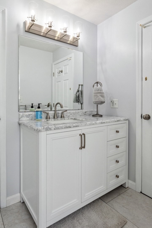 Wilmington, Massachusetts 01887, United States, 3 Bedrooms Bedrooms, ,2 BathroomsBathrooms,Residential,Pending,124022