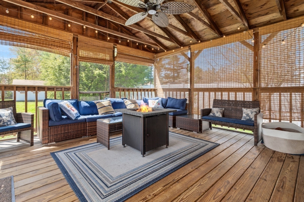 Wilmington, Massachusetts 01887, United States, 3 Bedrooms Bedrooms, ,2 BathroomsBathrooms,Residential,Pending,124022