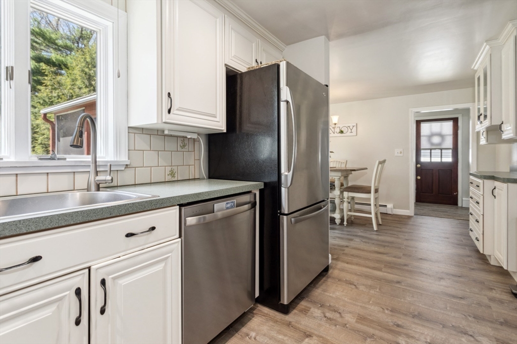 Wilmington, Massachusetts 01887, United States, 3 Bedrooms Bedrooms, ,2 BathroomsBathrooms,Residential,Pending,124022