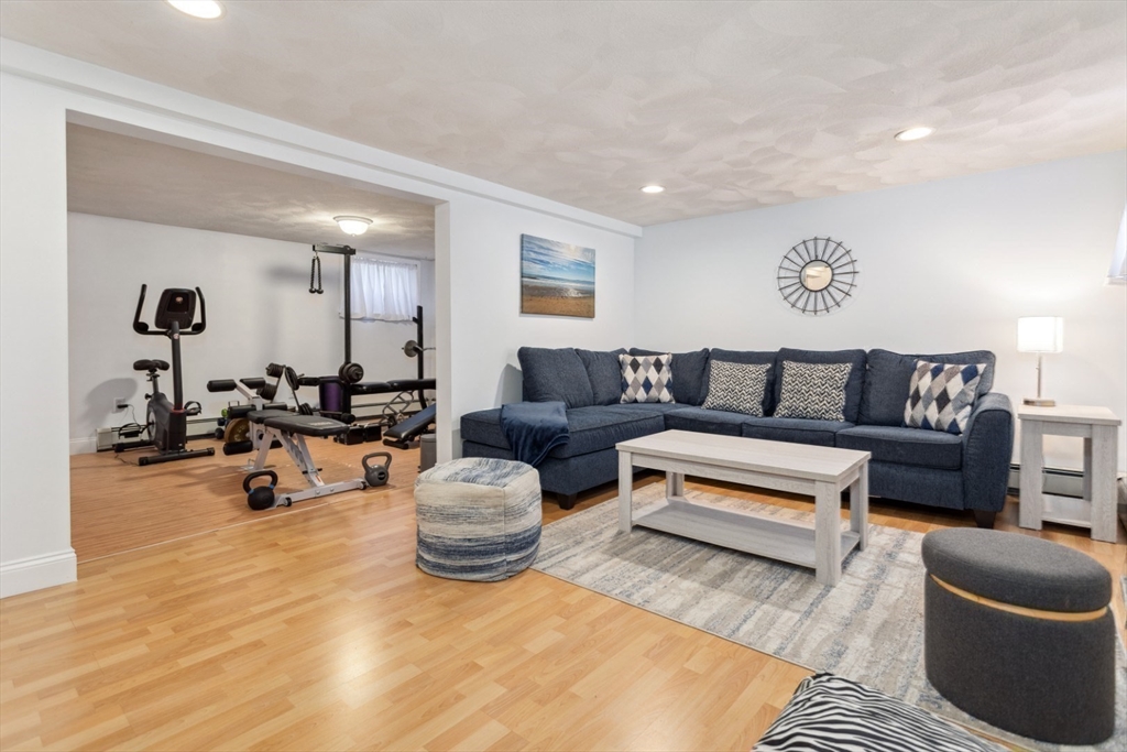 Wilmington, Massachusetts 01887, United States, 3 Bedrooms Bedrooms, ,2 BathroomsBathrooms,Residential,Pending,124022