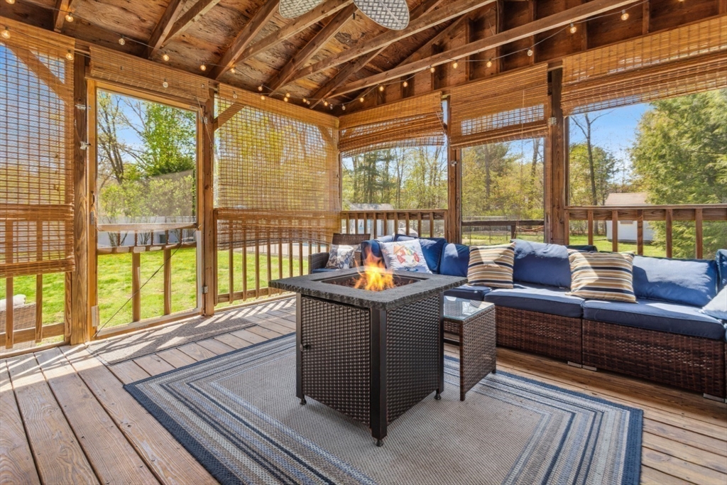 Wilmington, Massachusetts 01887, United States, 3 Bedrooms Bedrooms, ,2 BathroomsBathrooms,Residential,Pending,124022